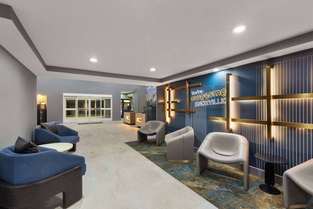 La Quinta Inn & Suites by Wyndham Knoxville Papermill property views in Knoxville, TN — gallery photo 3