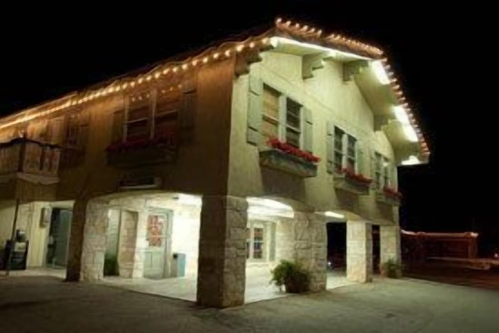 Sunday House Inn and Suites interior in Fredericksburg, TX — gallery photo 2
