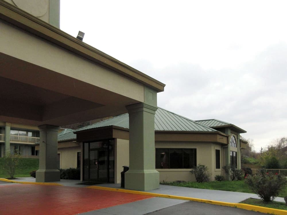 Quality Inn Harriman featured exterior or lobby in Harriman, TN — similar hotel