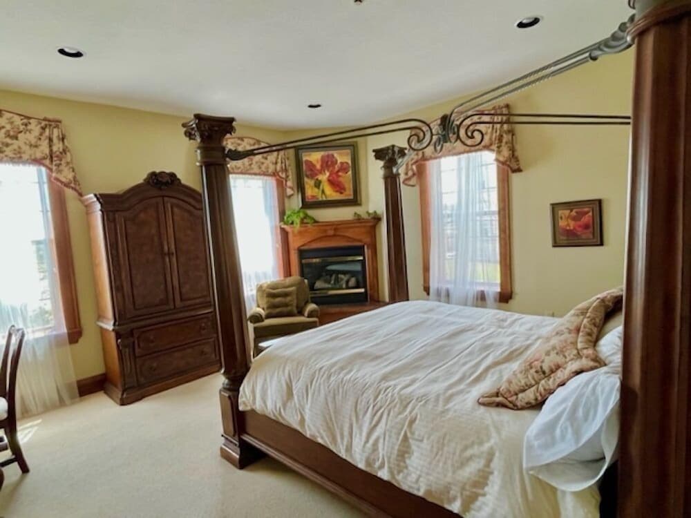 The Port Hotel property views in Port Washington, WI — gallery photo 3