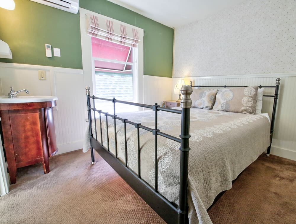 Hotel Charlotte interior in Groveland, CA — gallery photo 2