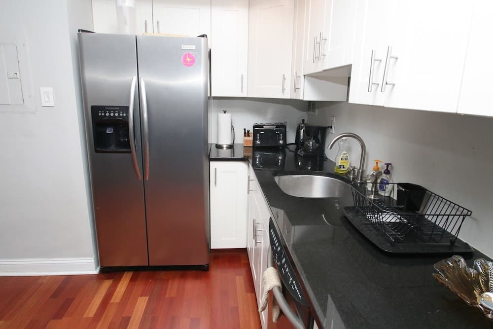 Renaissance Properties - 21 & Chestnut interior in Philadelphia, PA — gallery photo 2