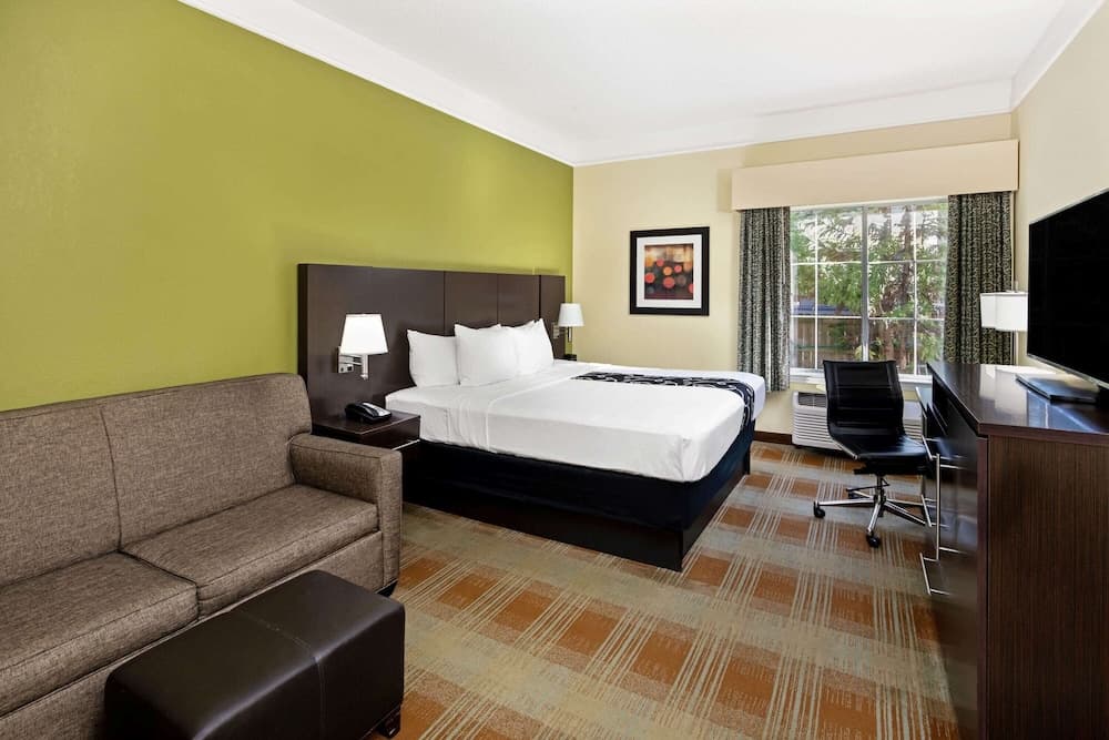 La Quinta Inn & Suites by Wyndham Atlanta South - Newnan property views in Newnan, GA — gallery photo 3