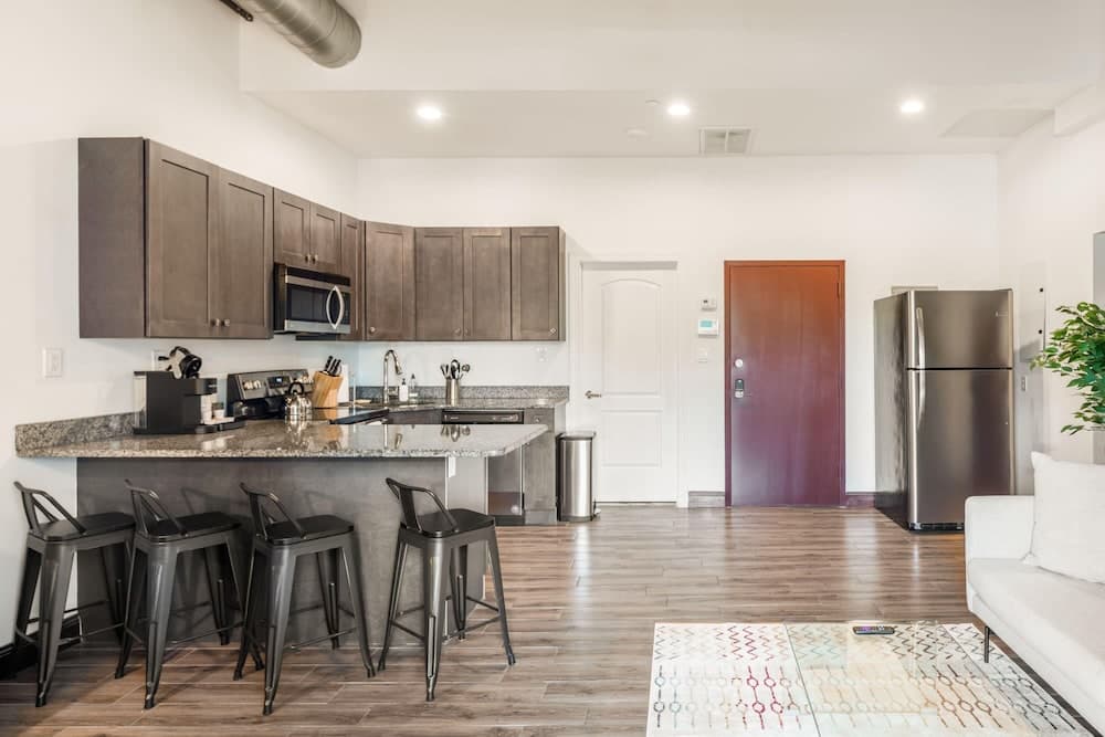 Sosuite 2BR Apt w Balcony, W/d, Gym, On-site Bar interior in Philadelphia, PA — gallery photo 2