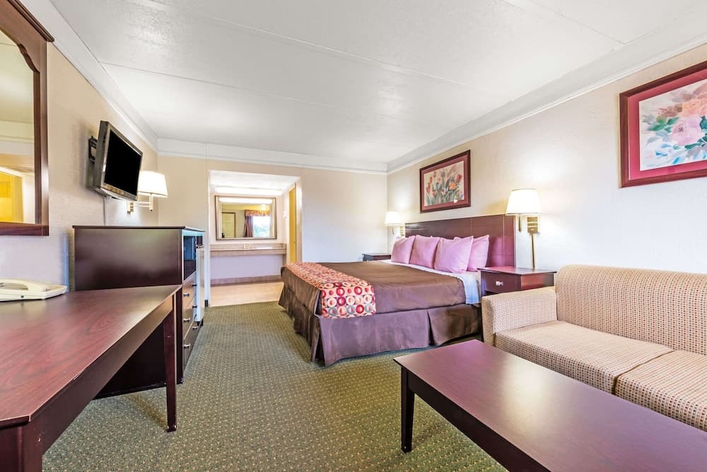 Days Inn by Wyndham Gainesville property views in Gainesville, TX — gallery photo 3