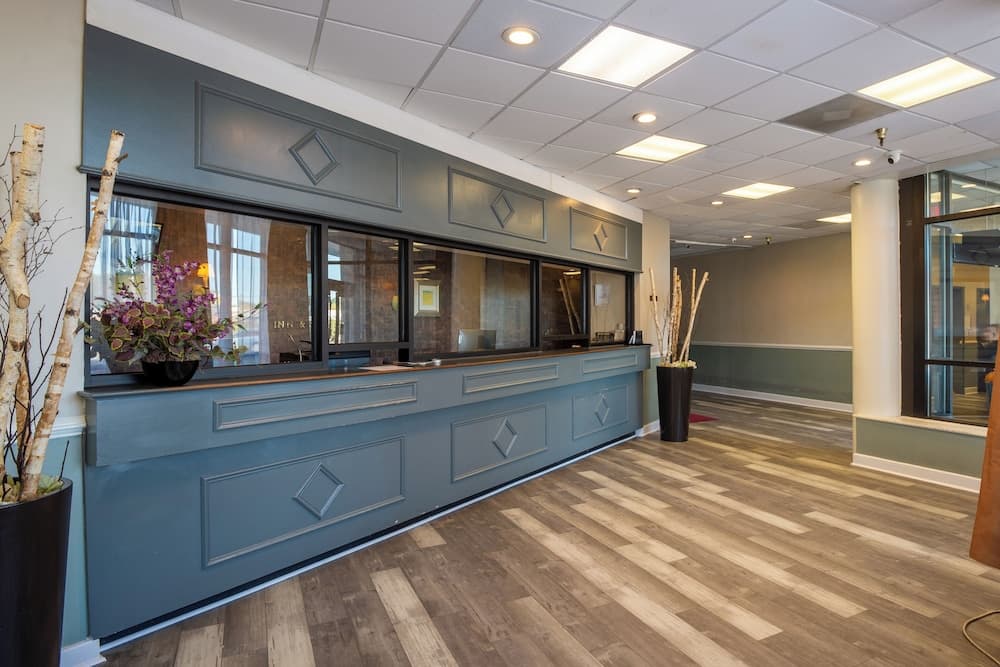 Dominion Inn & Suites interior in Sandston, VA — gallery photo 2
