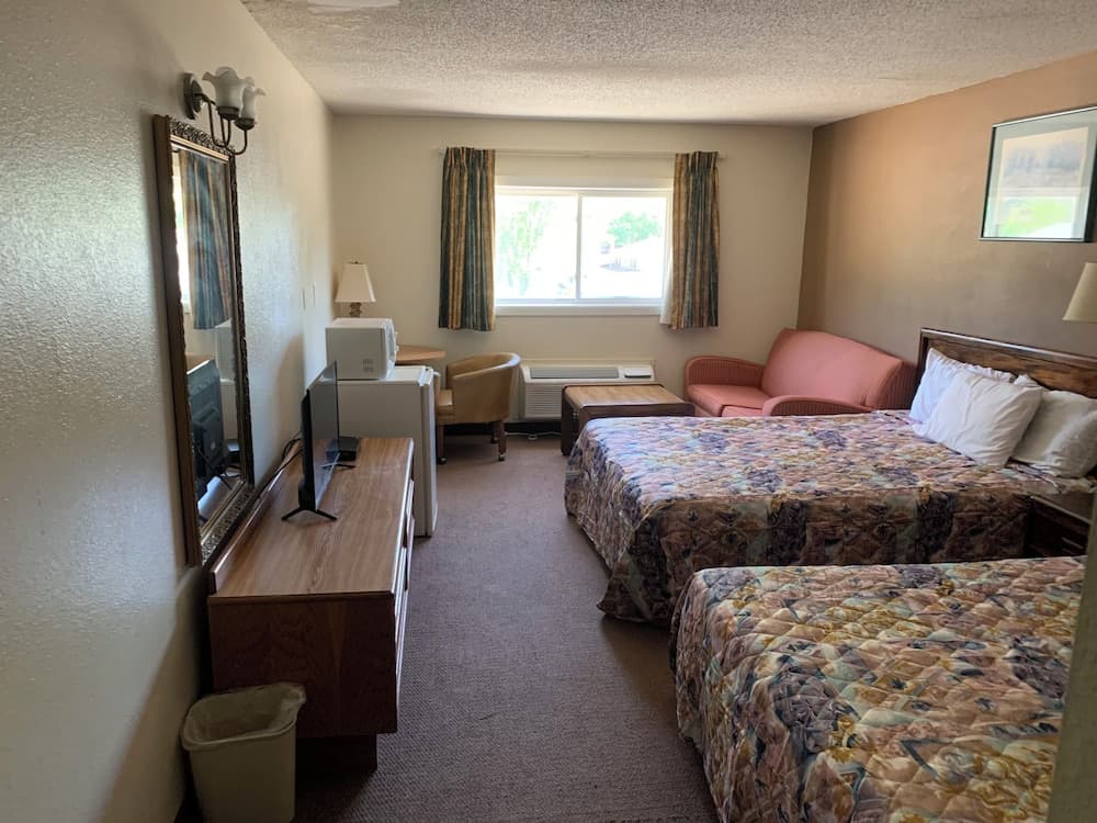 Hotel Jackson interior in Macomb, IL — gallery photo 2