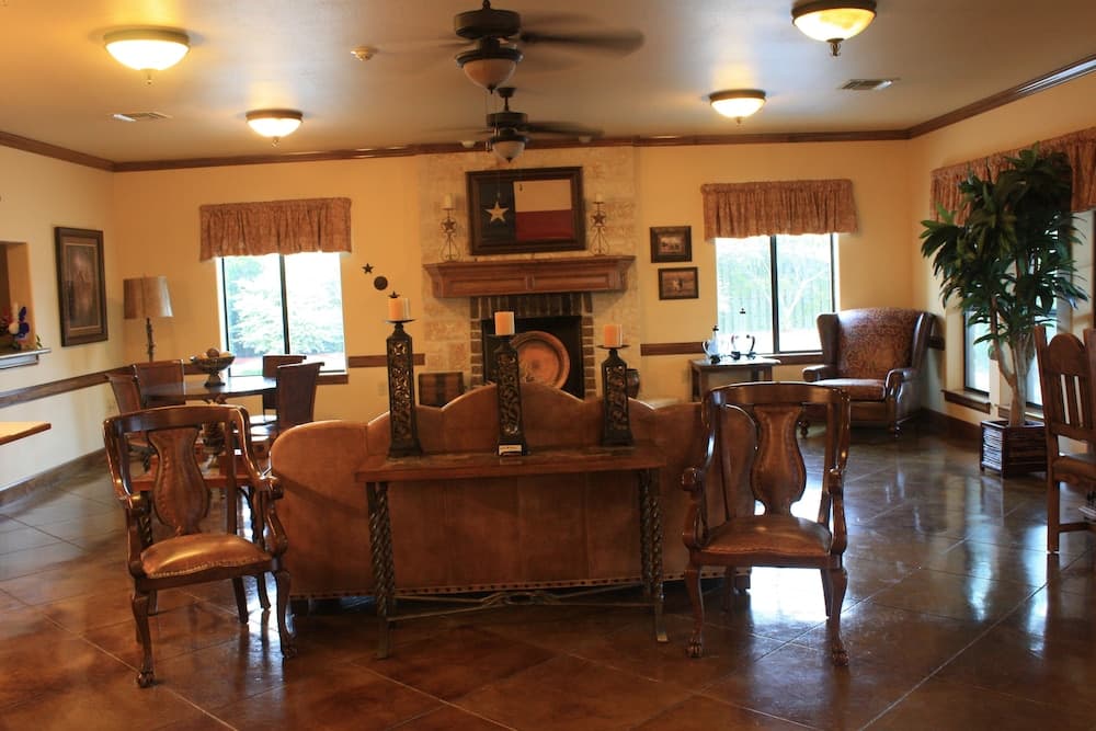 Hotel Texas property views in Hallettsville, TX — gallery photo 3
