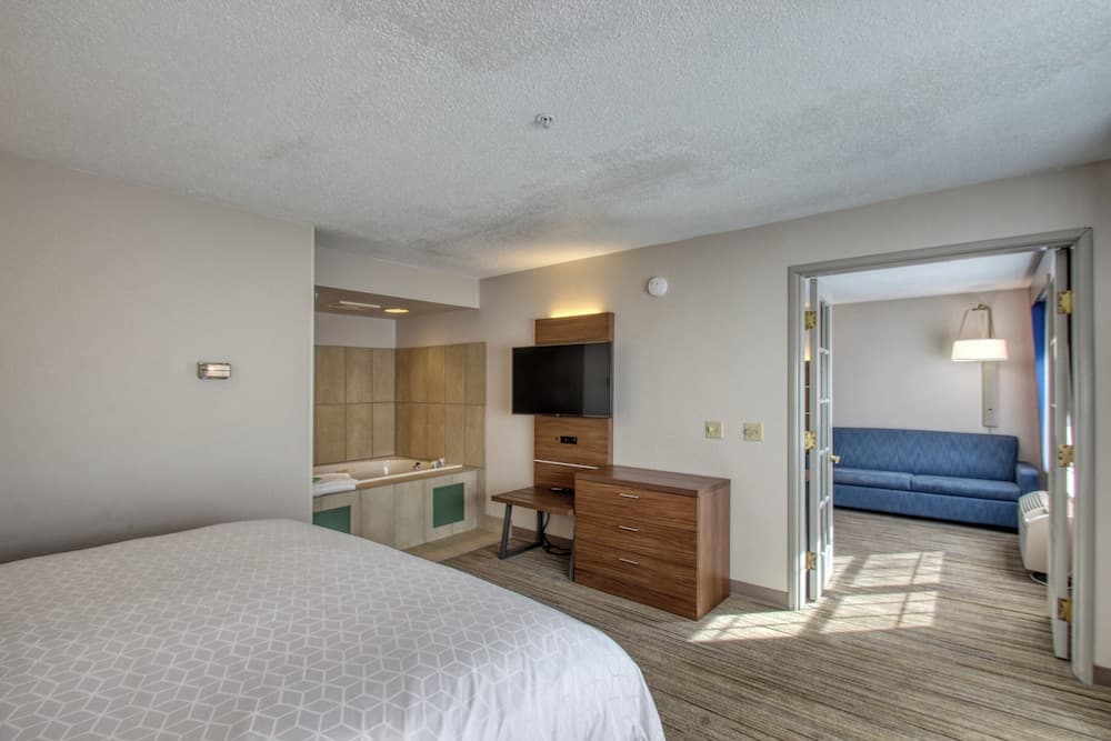Holiday Inn Express Hotel & Suites Oshkosh by IHG property views in Oshkosh, WI — gallery photo 3