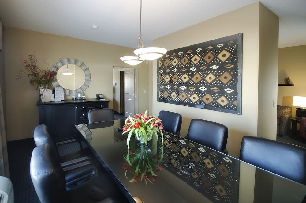 Holiday Inn Hotel & Suites St. Paul NE - Lake Elmo by IHG interior in Lake Elmo, MN — gallery photo 2