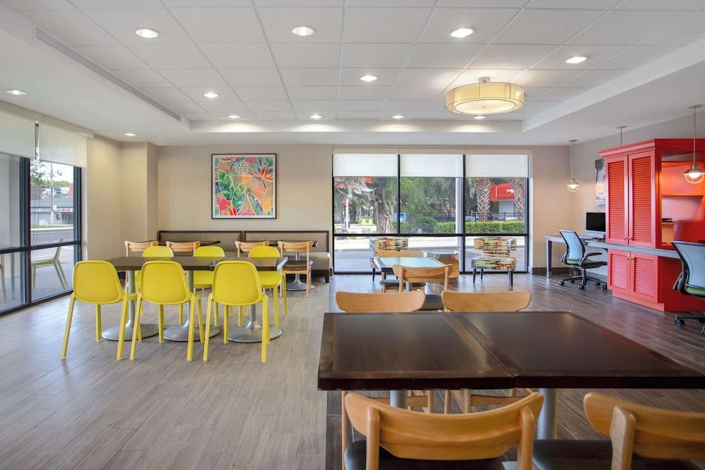 Home2 Suites by Hilton Gainesville Medical Center interior in Gainesville, FL — gallery photo 2