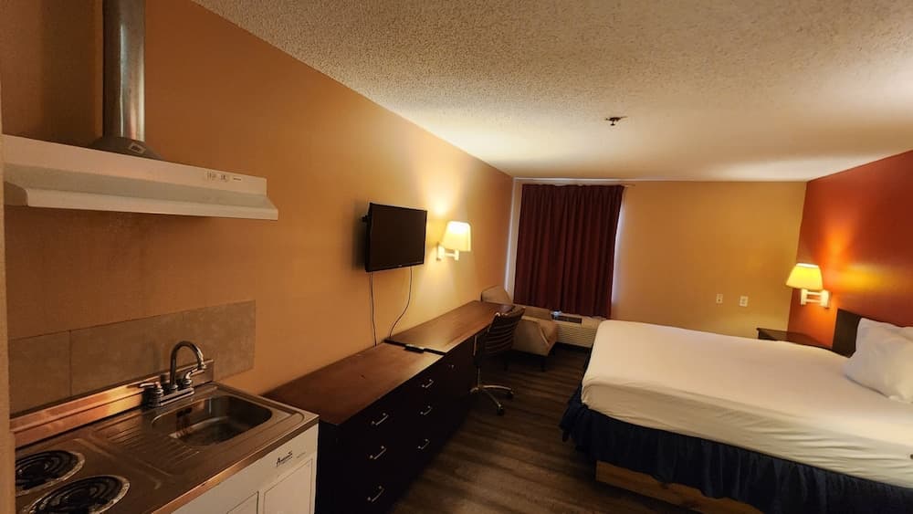 Capital O Fairway Inn - Baytown La Porte TX property views in La Porte, TX — gallery photo 3