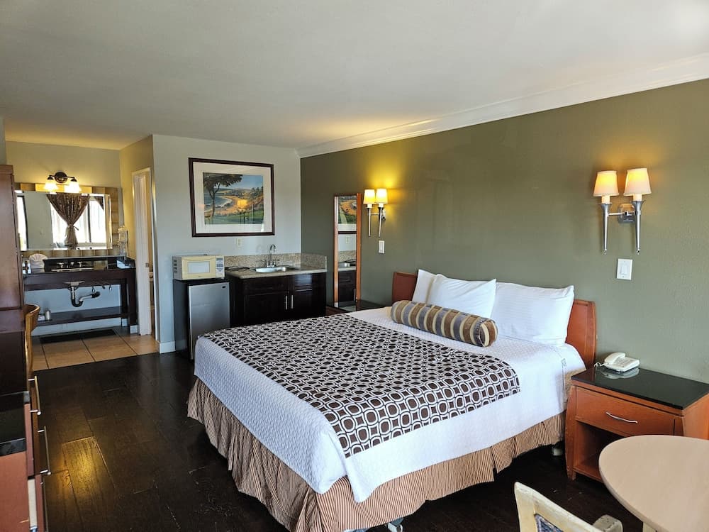 Fullerton Inn - Near Medieval Times property views in Fullerton, CA — gallery photo 3