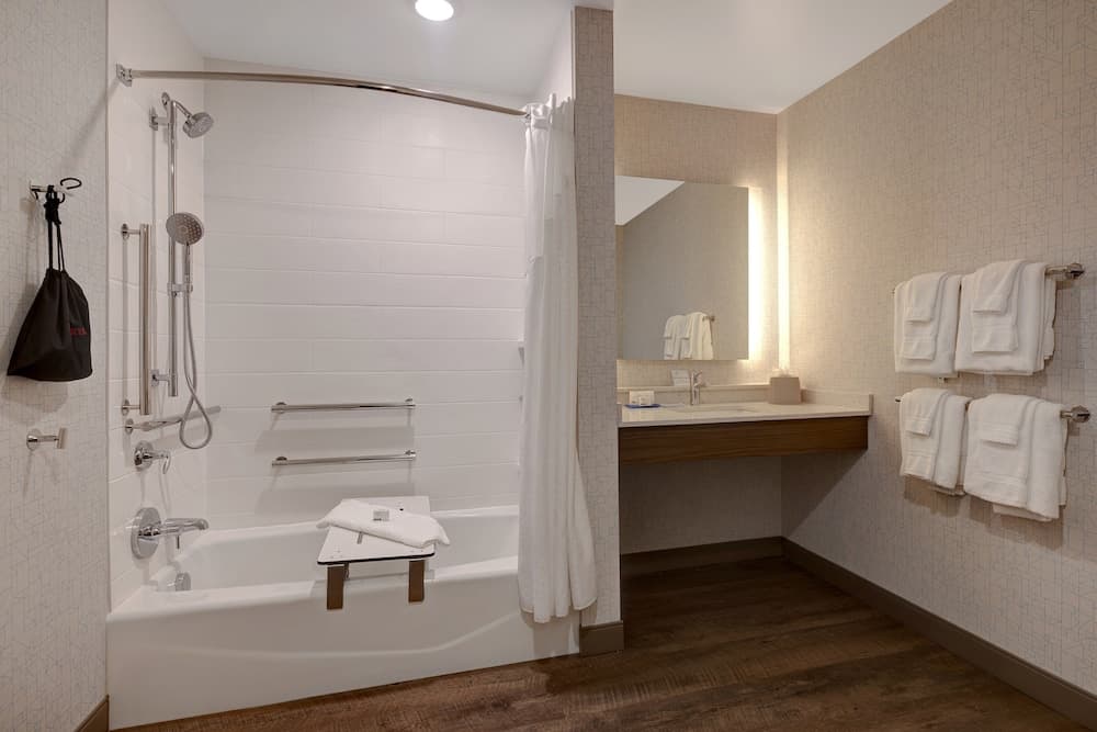 Holiday Inn Express & Suites Detroit Dearborn by IHG gallery photo in Dearborn, MI — image 41