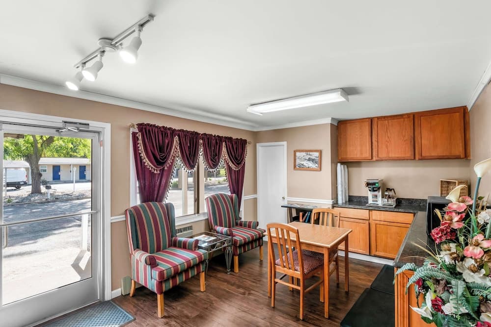 Americas Best Value Inn Jonesville Hillsdale interior in Jonesville, MI — gallery photo 2