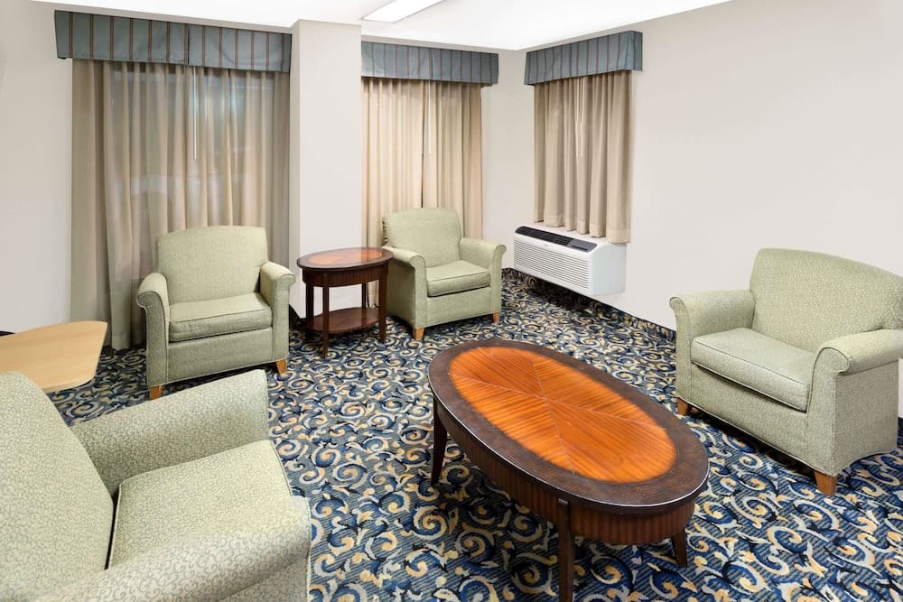 Super 8 by Wyndham Hattiesburg South interior in Hattiesburg, MS — gallery photo 2