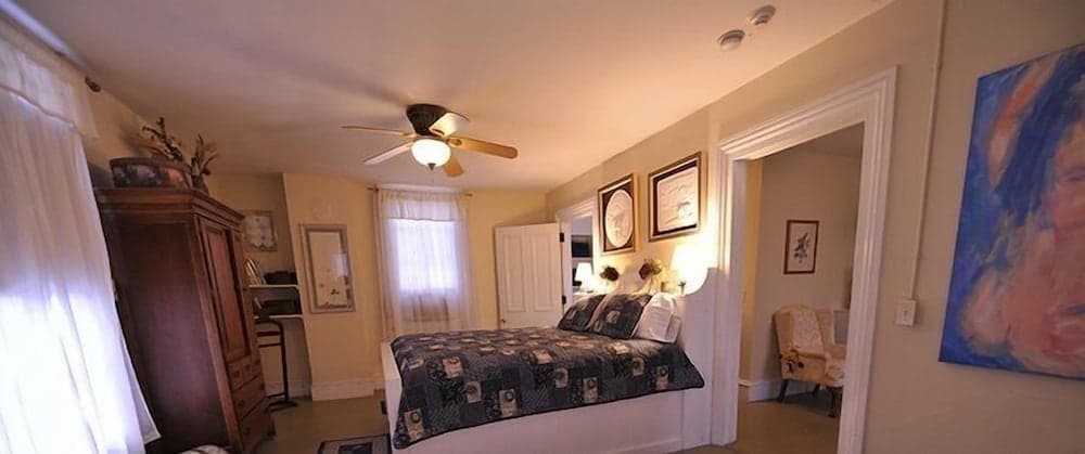 Hall House Hotel interior in Dahlonega, GA — gallery photo 2