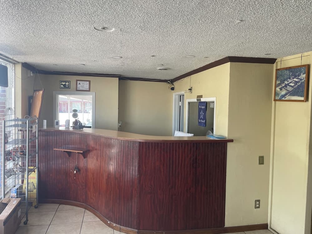 Holiday Motel interior in Whiteville, NC — gallery photo 2