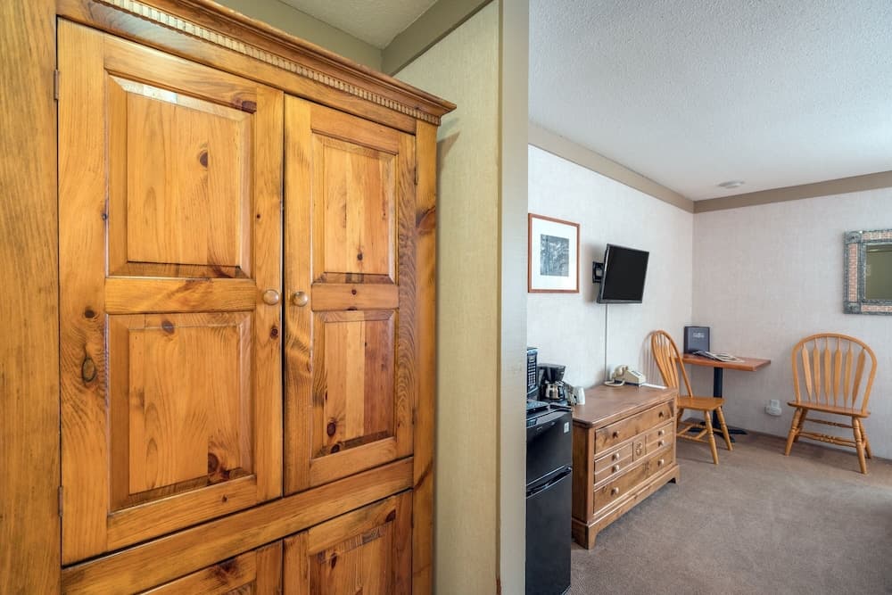Mountainside Inn 214 1 Bedroom Hotel Room by Alpine Lodging Telluride property views in Telluride, CO — gallery photo 3