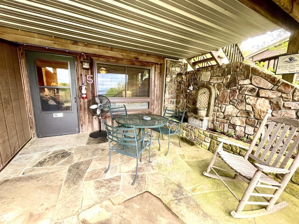 SU15, Spacious studio with full kitchen, dining table and rock patio overlooking Lake Ouachita. by RedAwning property views in Mount Ida, AR — gallery photo 3
