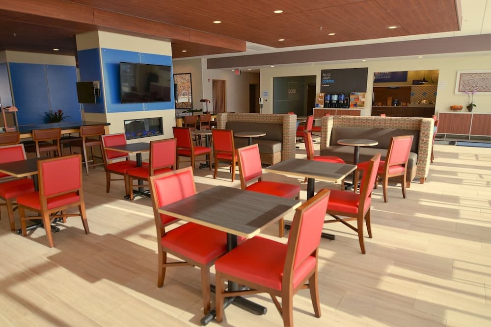Holiday Inn Express & Suites Onalaska La Crosse Area by IHG interior in Onalaska, WI — gallery photo 2
