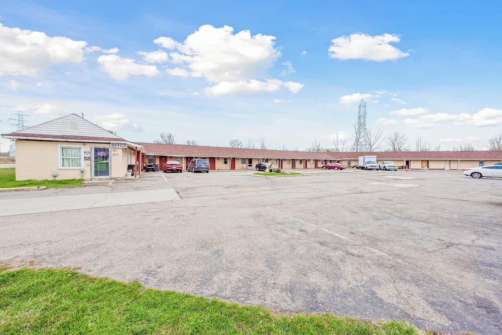 Flint Motel by OYO MI Near I-475 gallery photo in Flint, MI — image 42