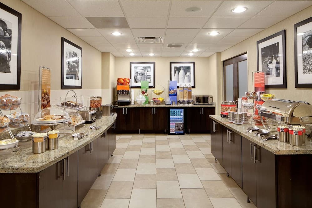 Hampton Inn & Suites Chicago/St. Charles gallery photo in St. Charles, IL — image 9