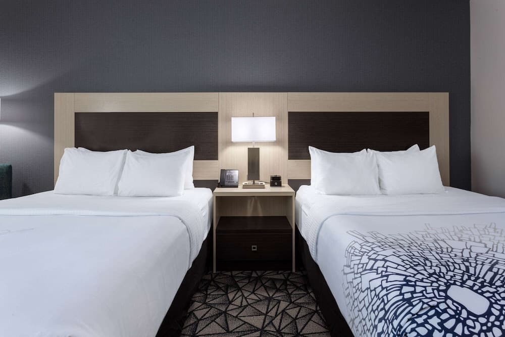 La Quinta Inn & Suites by Wyndham Shorewood gallery photo in Joliet, IL — image 34