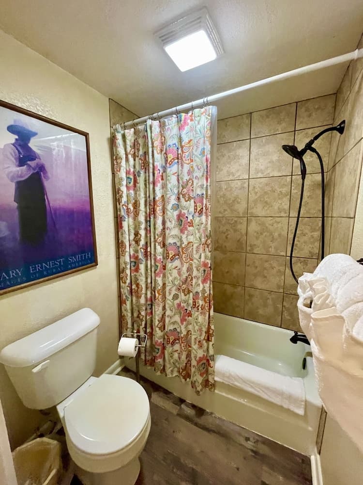 Lake View Queen Guest Room With Two Queens, Sleeper Sofa And Deck Overlooking Lake Ouachita. 1 Bedroom Hotel Room by RedAwning interior in Mount Ida, AR — gallery photo 2