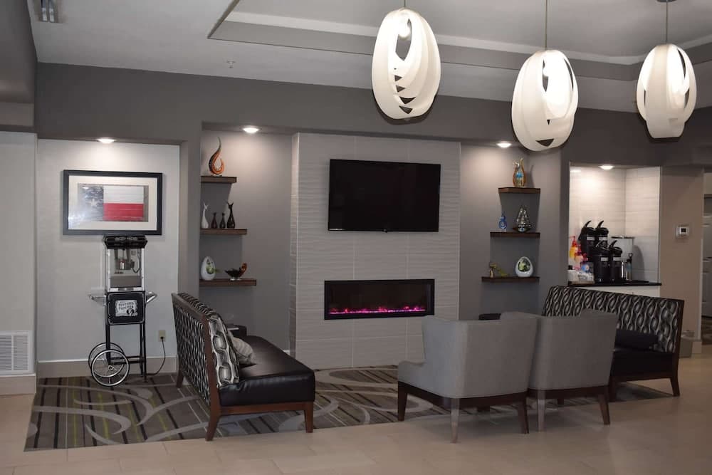 La Quinta Inn & Suites by Wyndham Kyle - Austin South property views in Kyle, TX — gallery photo 3