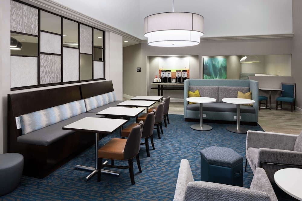 Hampton Inn & Suites by Hilton Miami-Doral/Dolphin Mall interior in Miami, FL — gallery photo 2