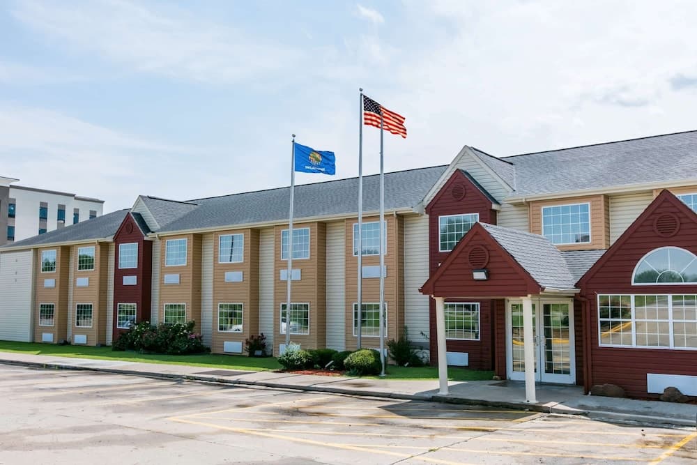 Days Inn & Suites by Wyndham Pryor featured exterior or lobby in Pryor, OK — similar hotel