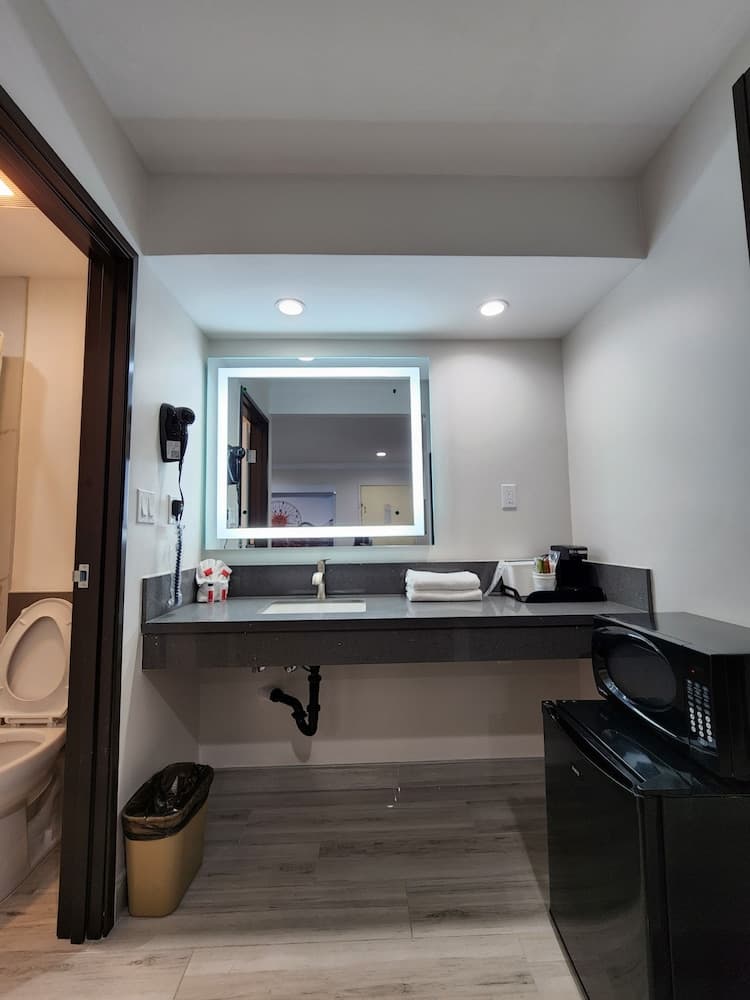 Travelodge by Wyndham Fullerton Near Anaheim gallery photo in Fullerton, CA — image 42