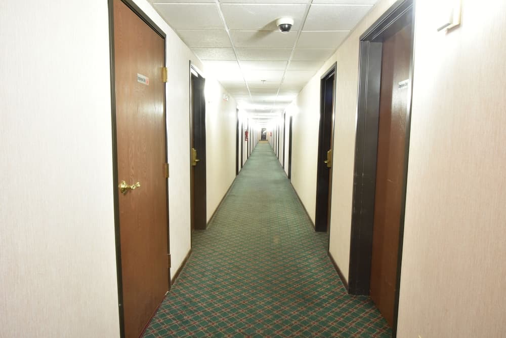 Super 8 by Wyndham Springfield/Battlefield interior in Springfield, MO — gallery photo 2