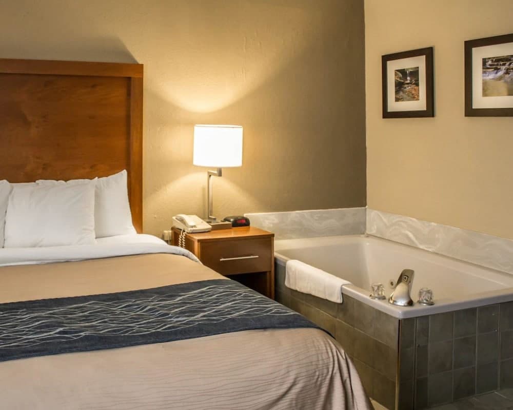 Quality Inn Akron South interior in Akron, OH — gallery photo 2