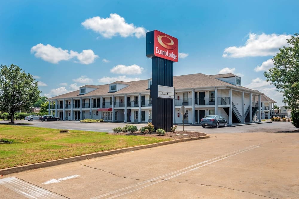 Econo Lodge Tupelo Barnes Crossing featured exterior or lobby in Tupelo, MS — similar hotel