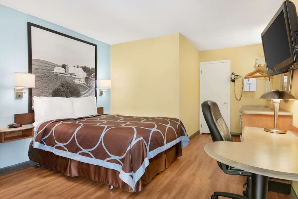 Super 8 by Wyndham Findlay property views in Findlay, OH — gallery photo 3