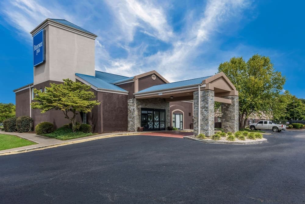 Studio 6 Suites – Knoxville, TN featured exterior or lobby in Knoxville, TN — similar hotel