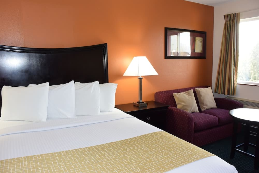 Travelodge Suites by Wyndham Newberg interior in Newberg, OR — gallery photo 2