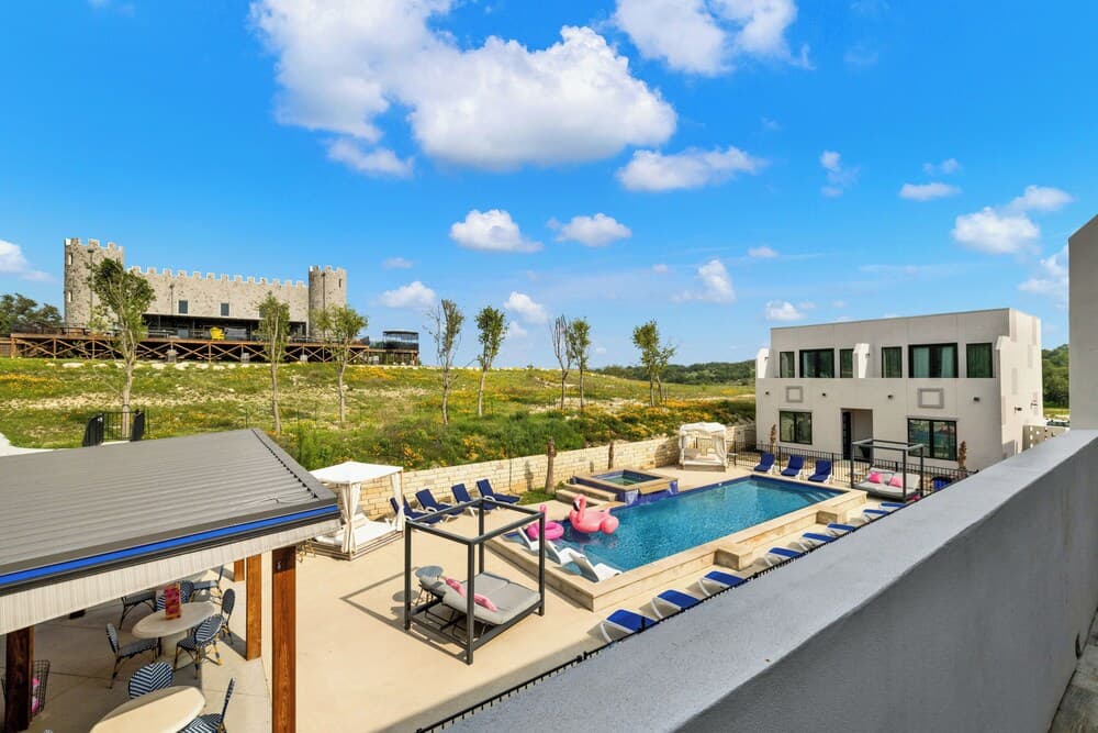 The Bentley Hotel - Bill Murray Room - Pool View property views in Johnson City, TX — gallery photo 3