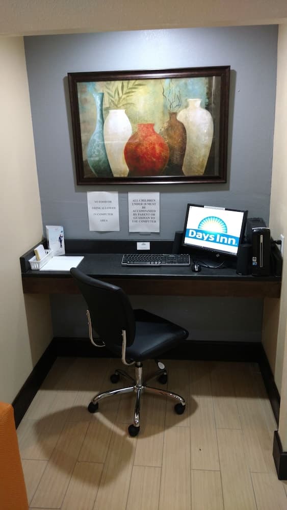 Days Inn by Wyndham Ashland gallery photo in Ashland, KY — image 35