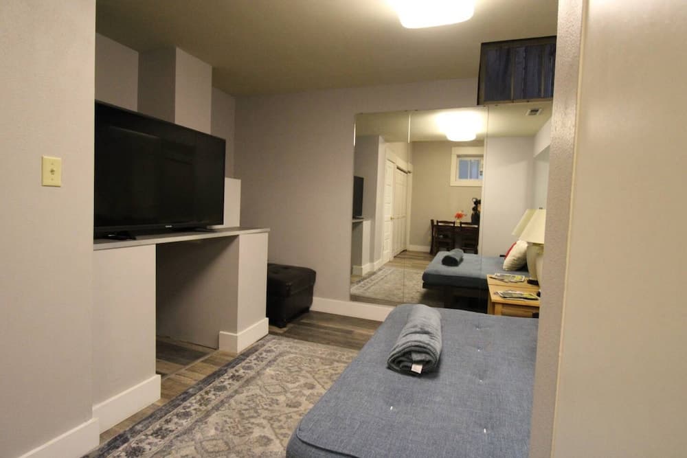Anne Haven Spacious Retreat DT Seattle property views in Seattle, WA — gallery photo 3