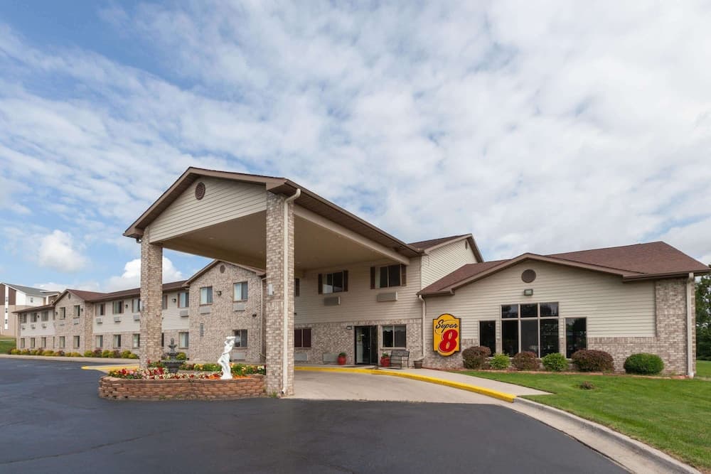 Super 8 by Wyndham Big Rapids featured exterior or lobby in Big Rapids, MI — similar hotel