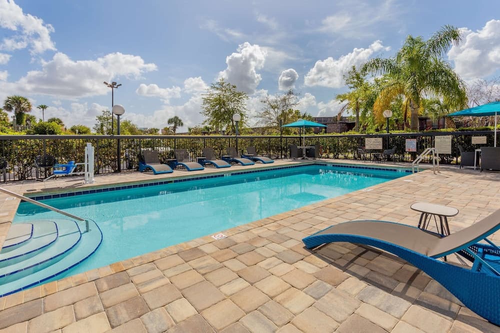 Hampton Inn & Suites Orlando Intl Dr N interior in Orlando, FL — gallery photo 2