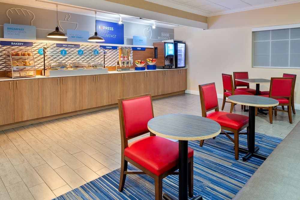 Holiday Inn Express & Suites Naples North - Bonita Springs by IHG gallery photo in Bonita Springs, FL — image 28
