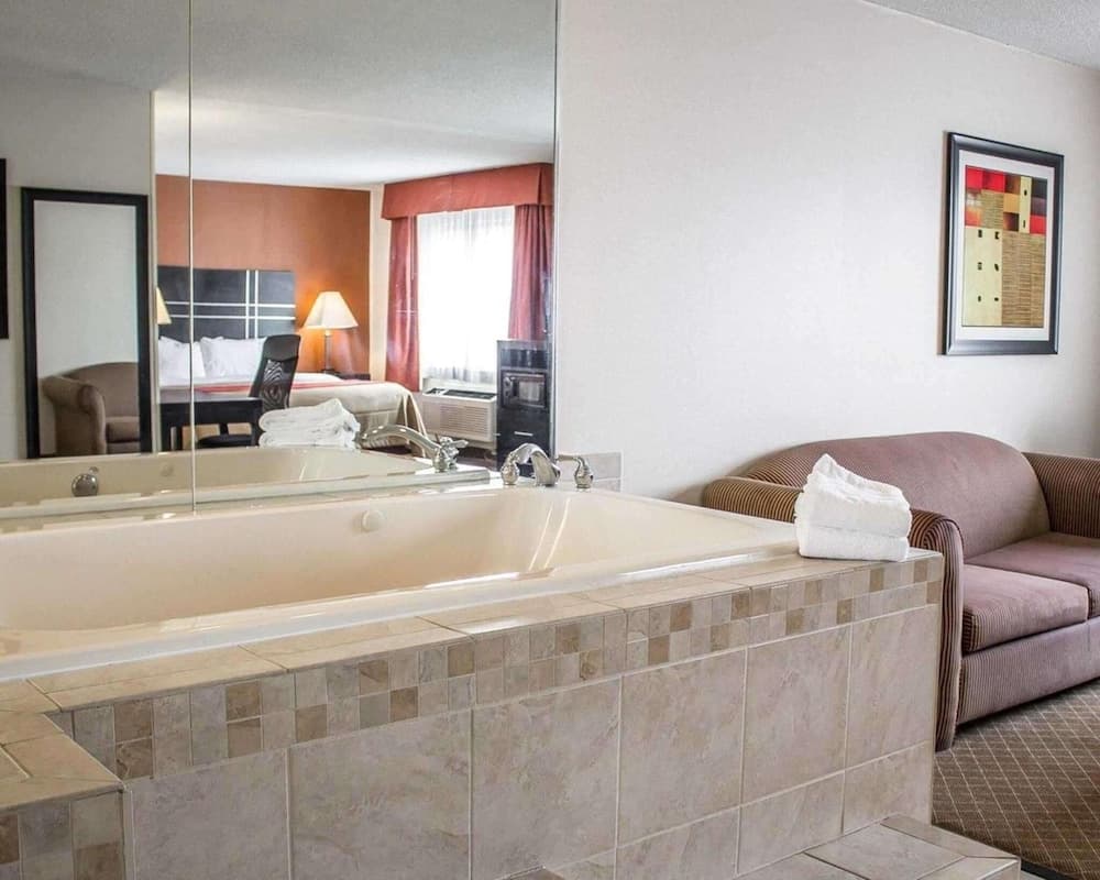 Howard Johnson by Wyndham Columbus State Fairgrounds I-71 interior in Columbus, OH — gallery photo 2