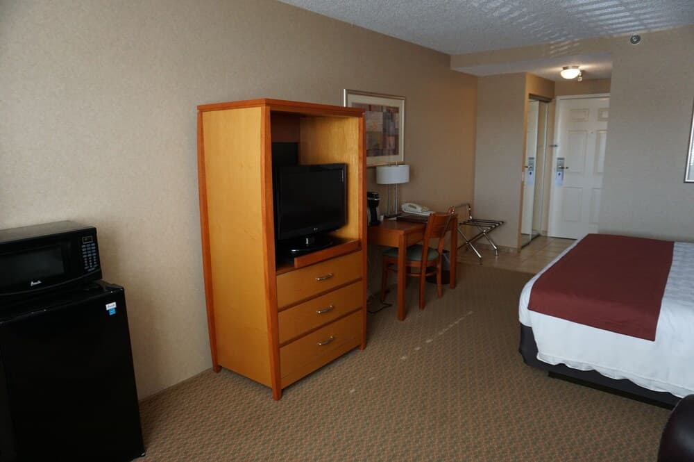 Findlay Inn and Conference Center interior in Findlay, OH — gallery photo 2