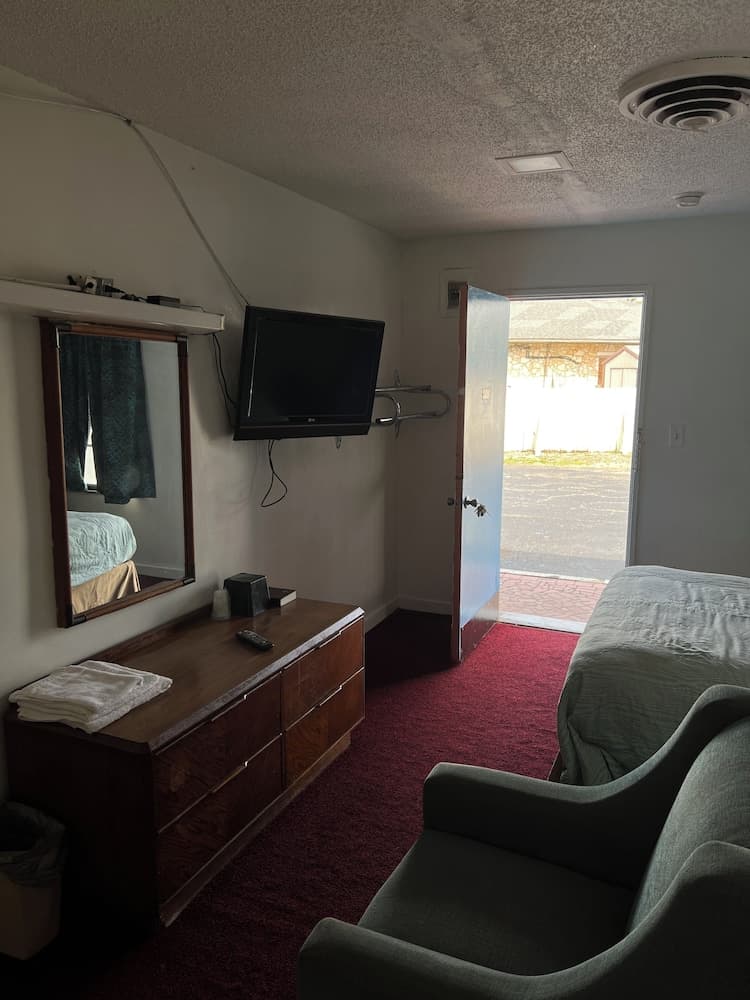 Hospitality Inn By Belvilla Selma US 80 AL interior in Selma, AL — gallery photo 2