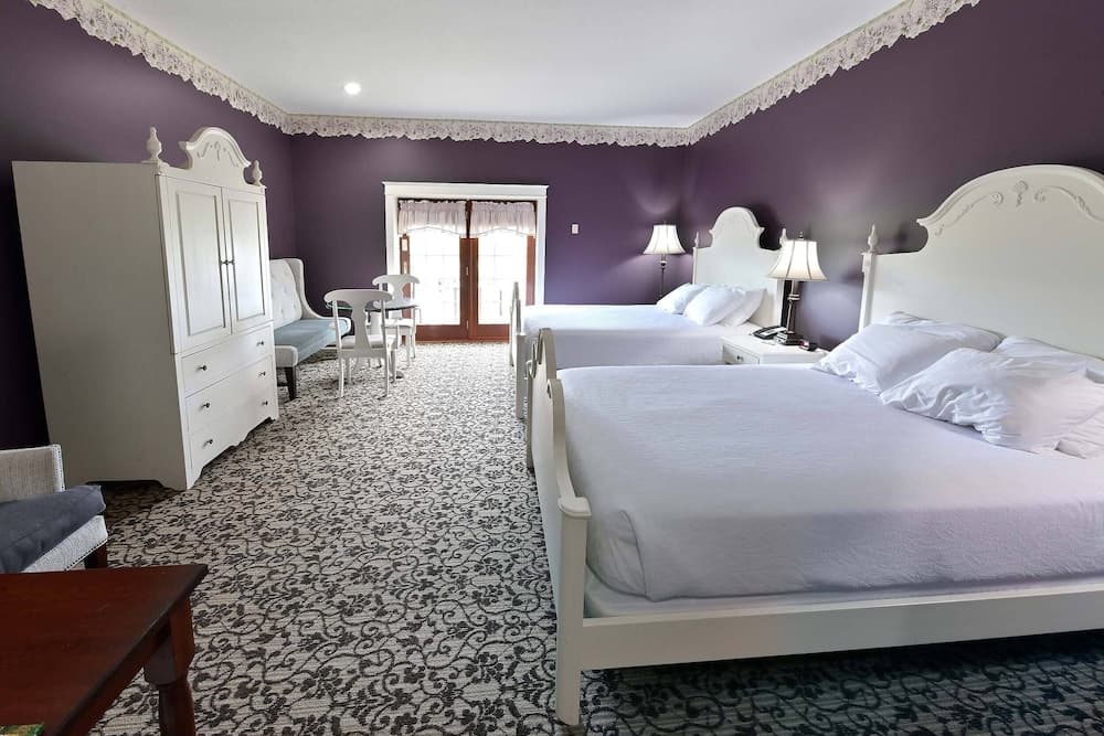 Carlisle Inn Sugarcreek interior in Sugarcreek, OH — gallery photo 2