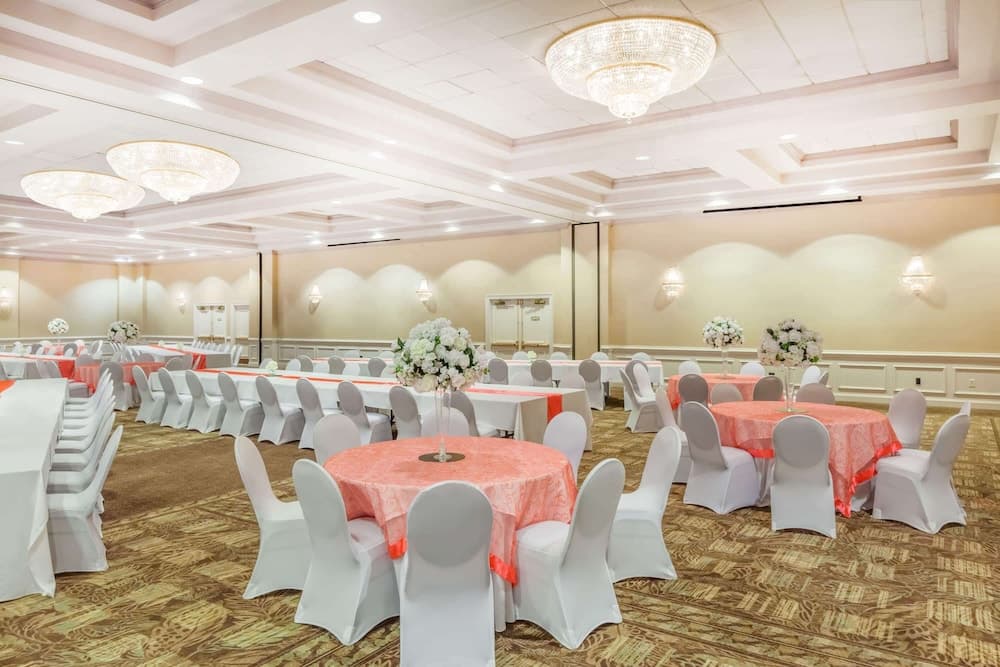 Wyndham Virginia Beach Oceanfront gallery photo in Virginia Beach, VA — image 39